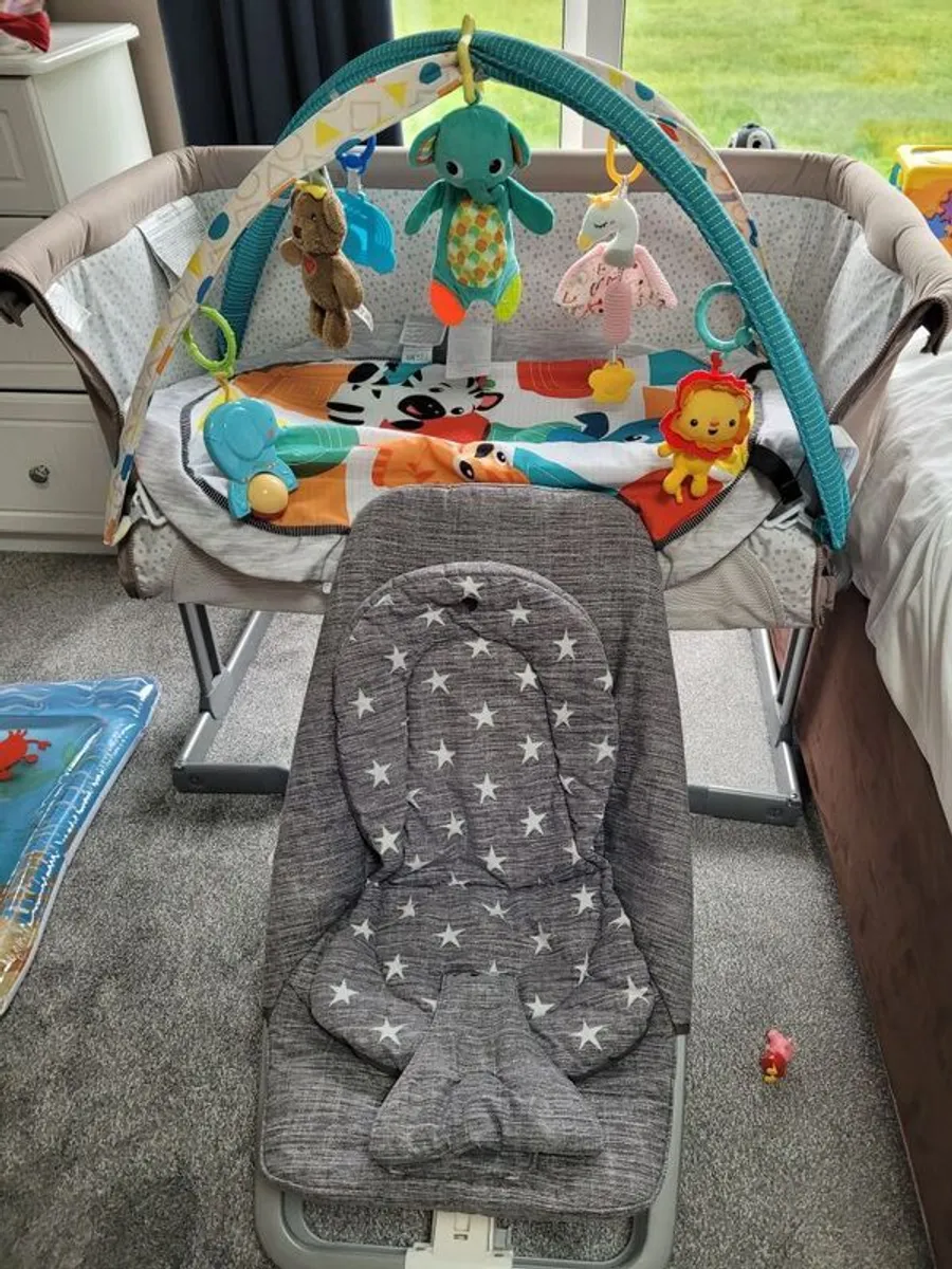 chicco next2me crib, bouncer and play mat - Image 2