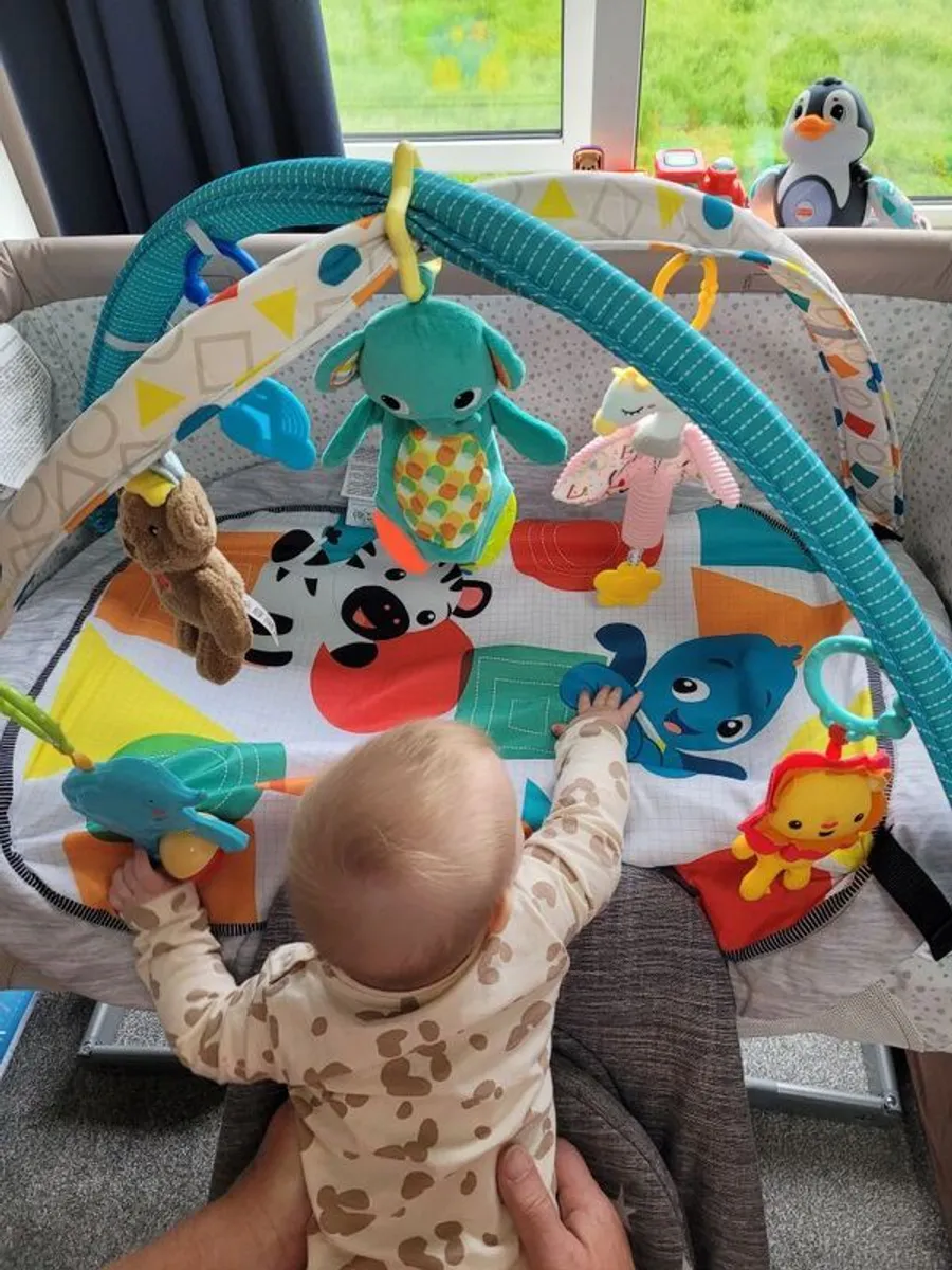 chicco next2me crib, bouncer and play mat - Image 3