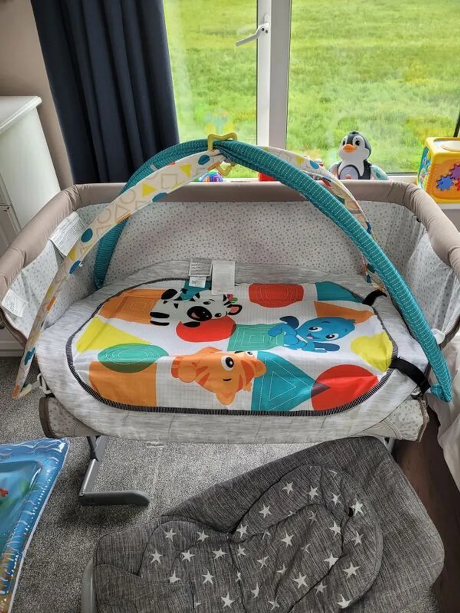chicco next2me crib, bouncer and play mat - Image 4