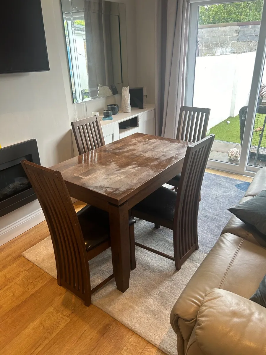 Kitchen table and chairs - Image 1