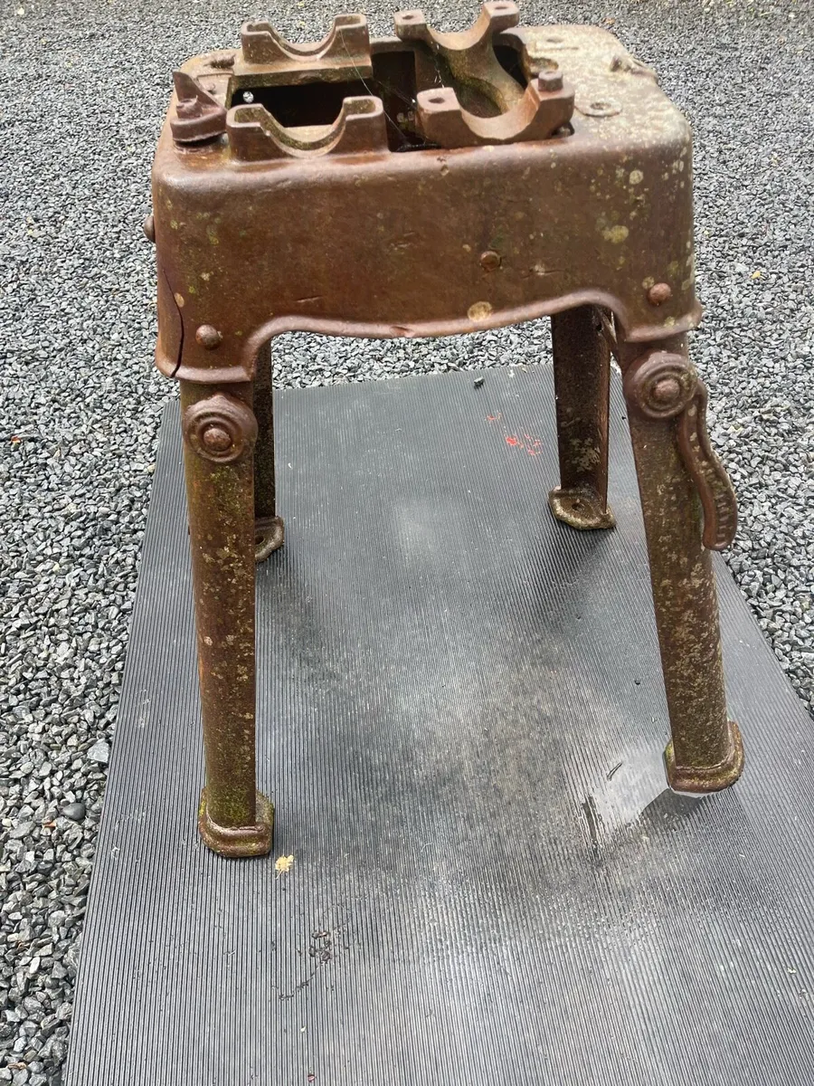 Antique stand - Image 1