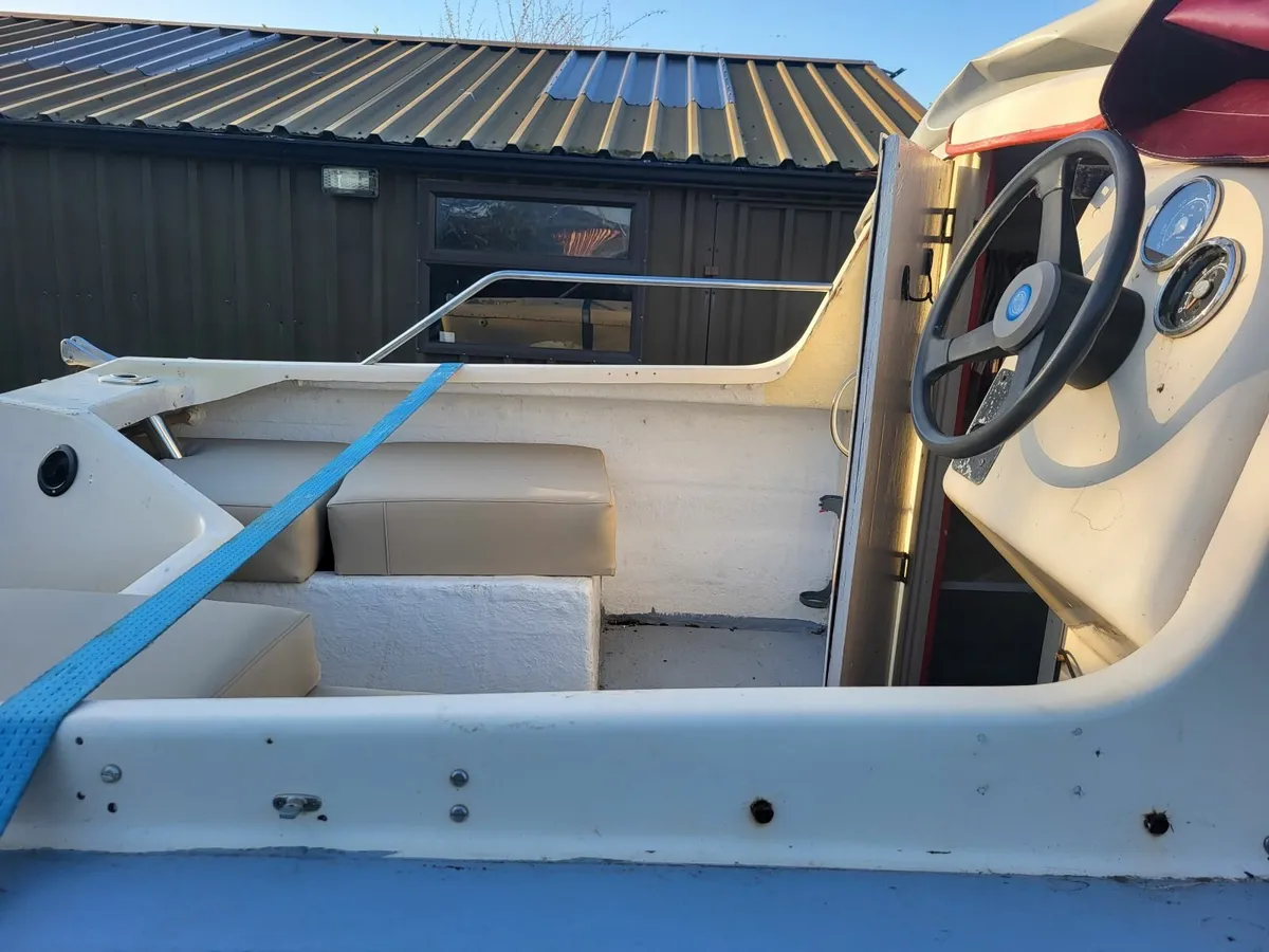 Motor boat - Image 3