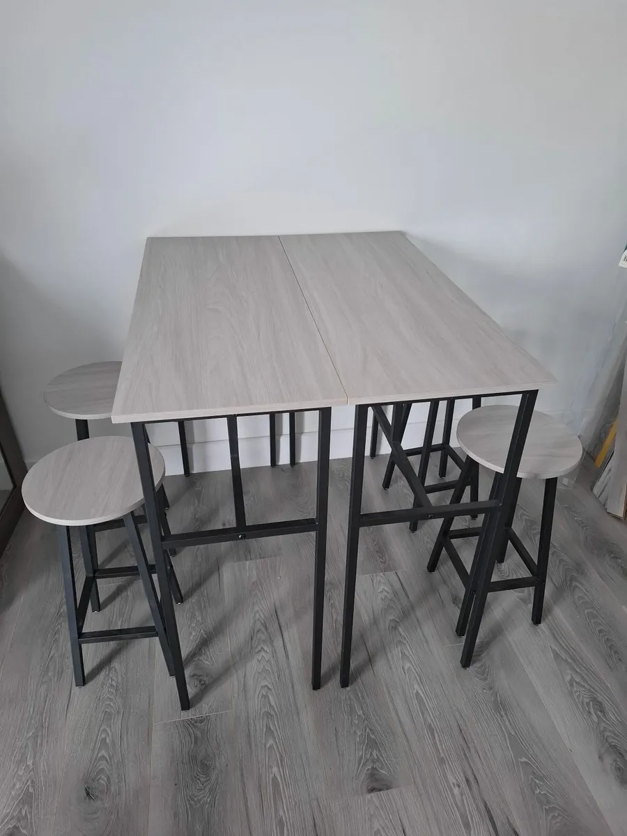 Bar table and stools - Image 1