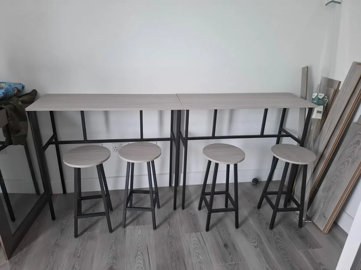 Bar table and stools - Image 2