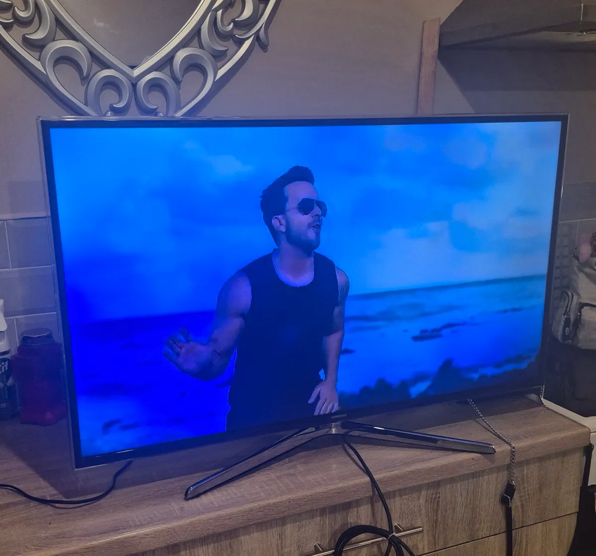 40 inch smart Samsung TV working perfect
no remote - Image 2