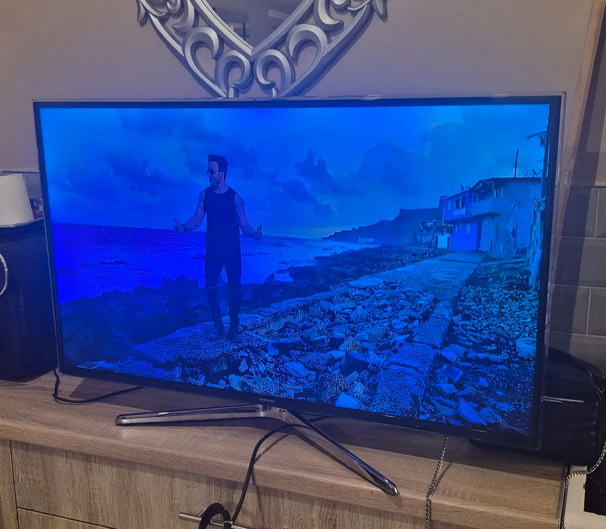 40 inch smart Samsung TV working perfect
no remote - Image 4