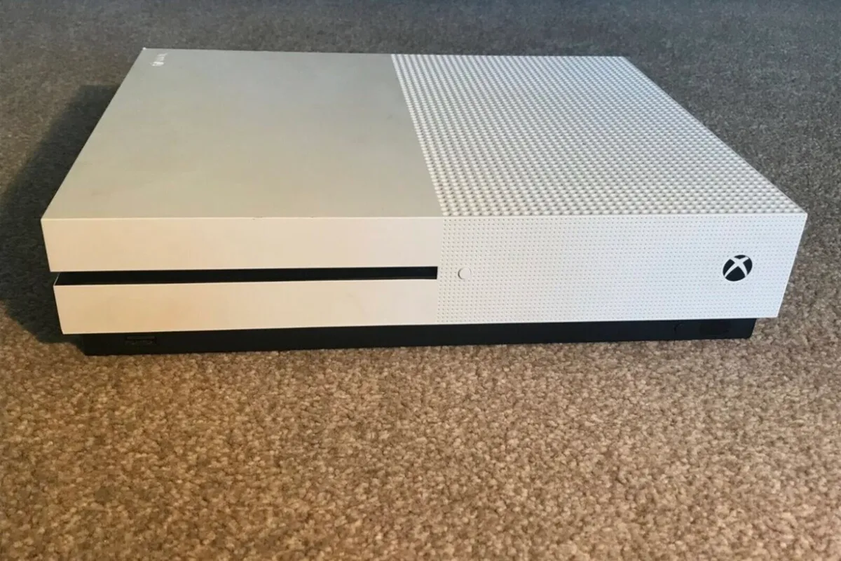 Xbox One S w/Xbox Series X controller - Image 1