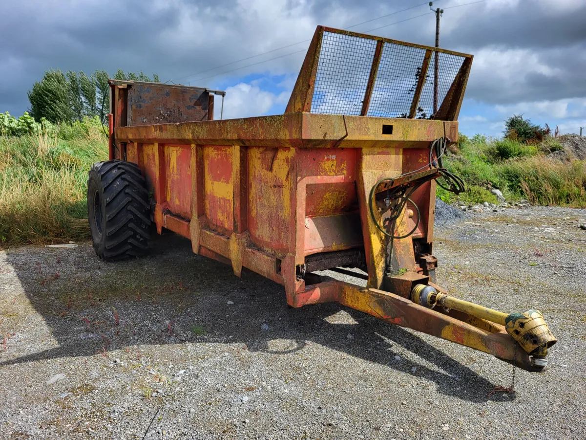 K two Rear Discharge Dung Spreader - Image 2