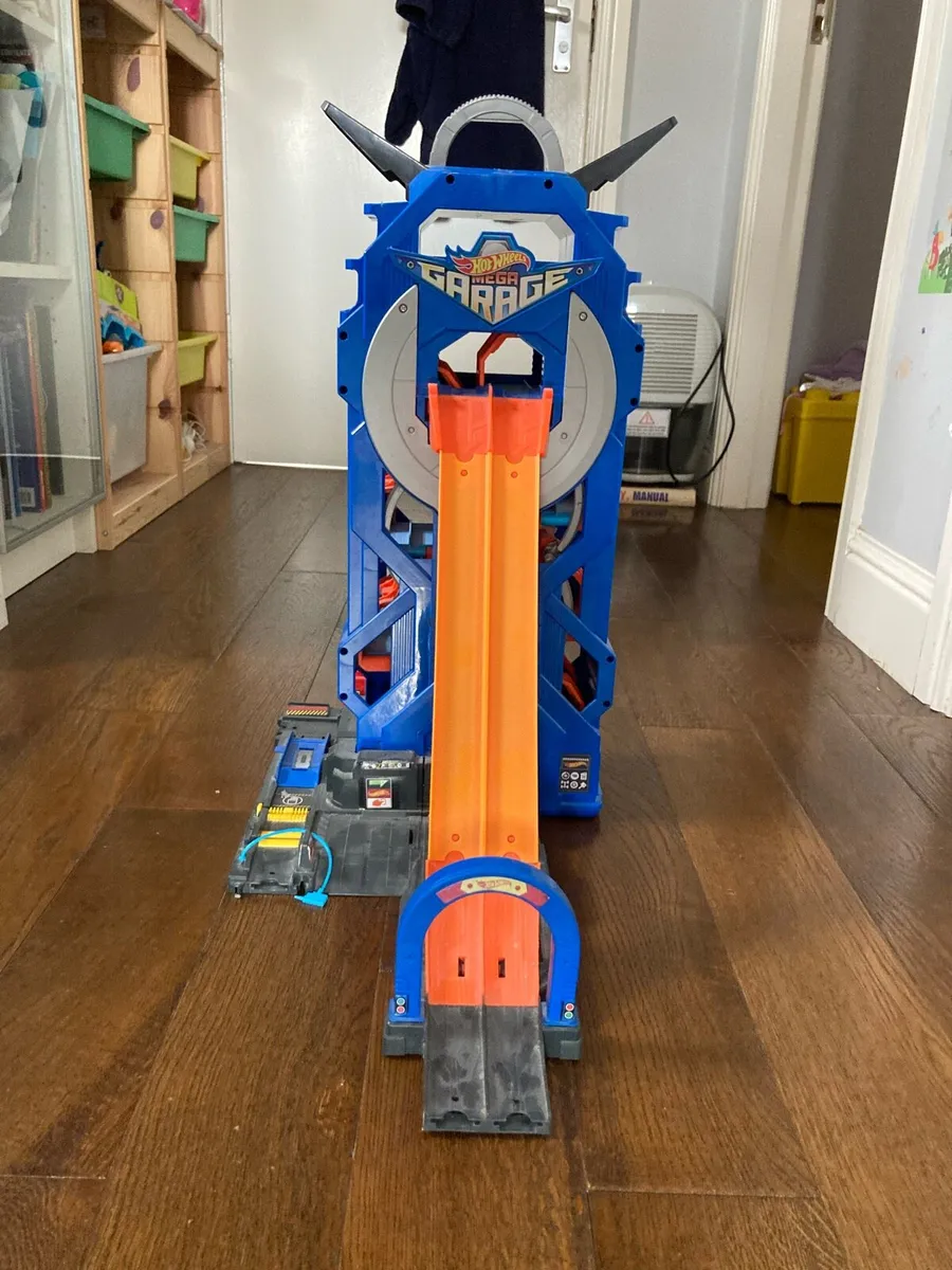 Hot Wheels Mega Garage - Image 1