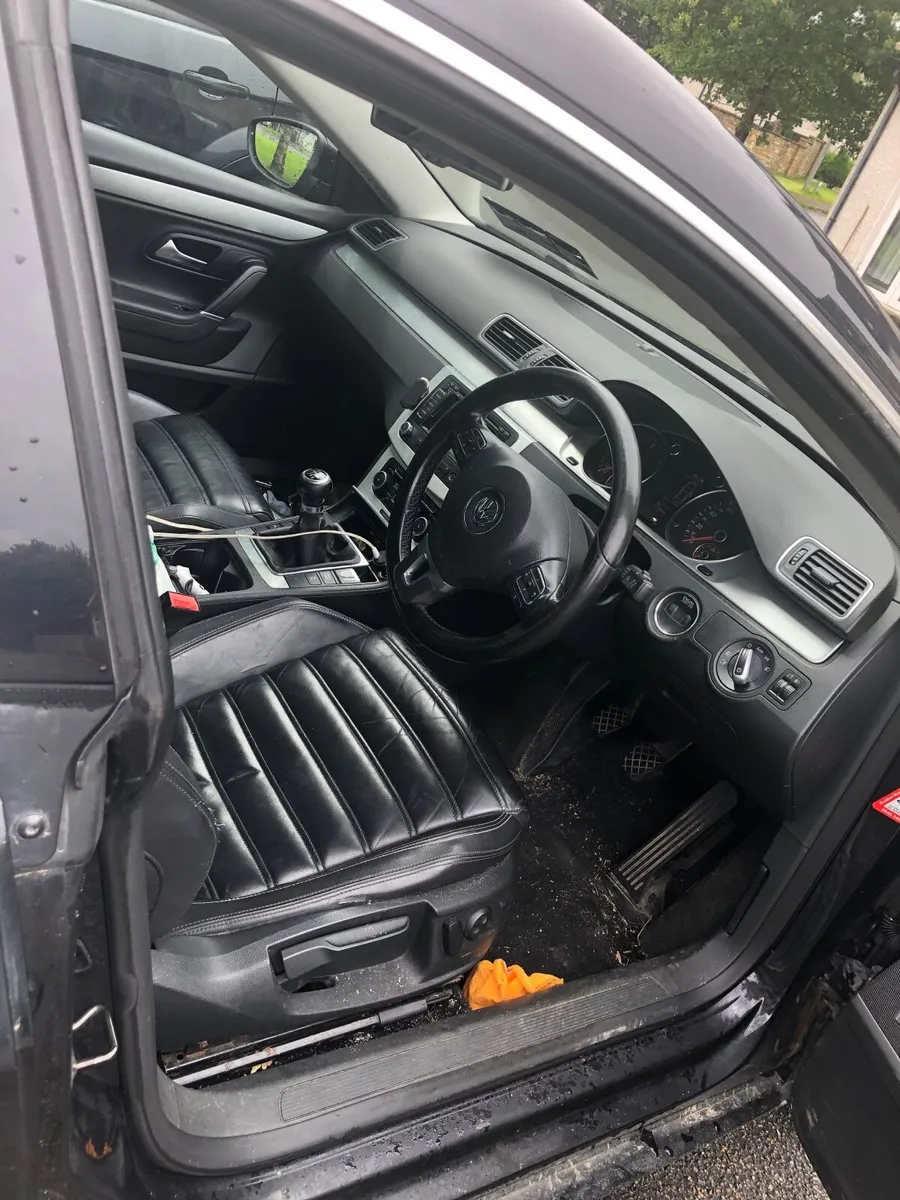 Volkswagen Passat 2011 - Image 2