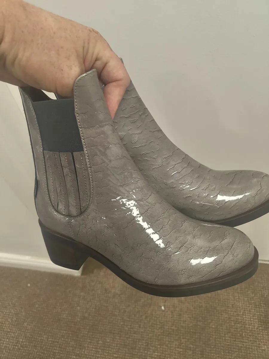 Brand New Genuine  Macro Moreo ankle boots Size 36 - Image 3