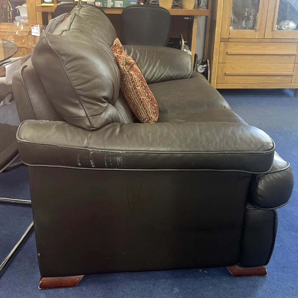 Lovely 2 seater Leather Sofa - Image 3
