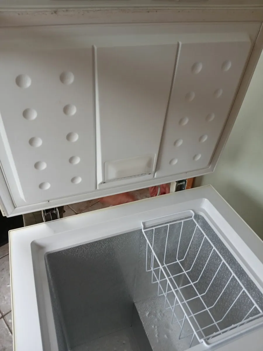Hotpoint chest freezer perfect working order - Image 2