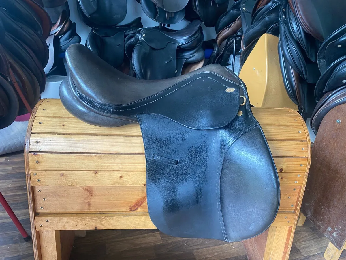 17.5 wide Santa Cruz black leather saddle - Image 1