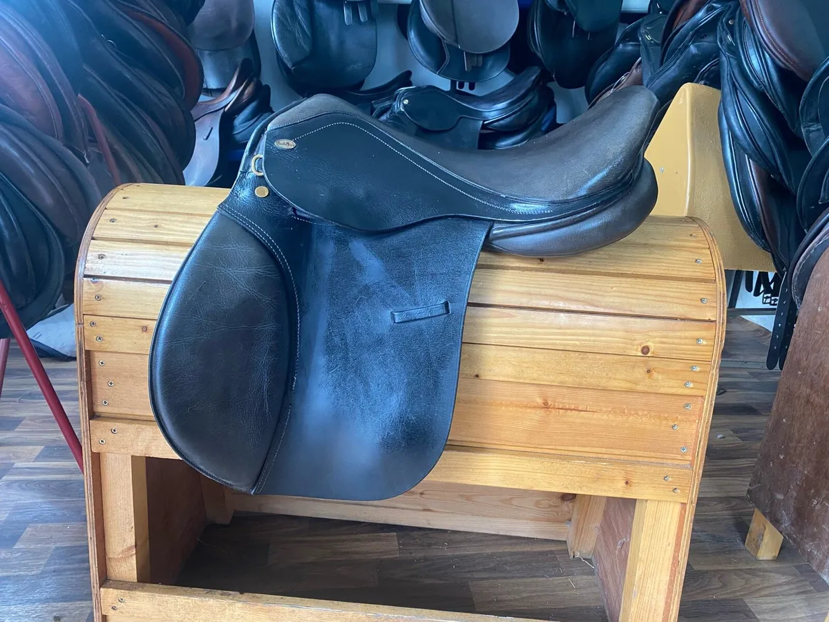 17.5 wide Santa Cruz black leather saddle - Image 2