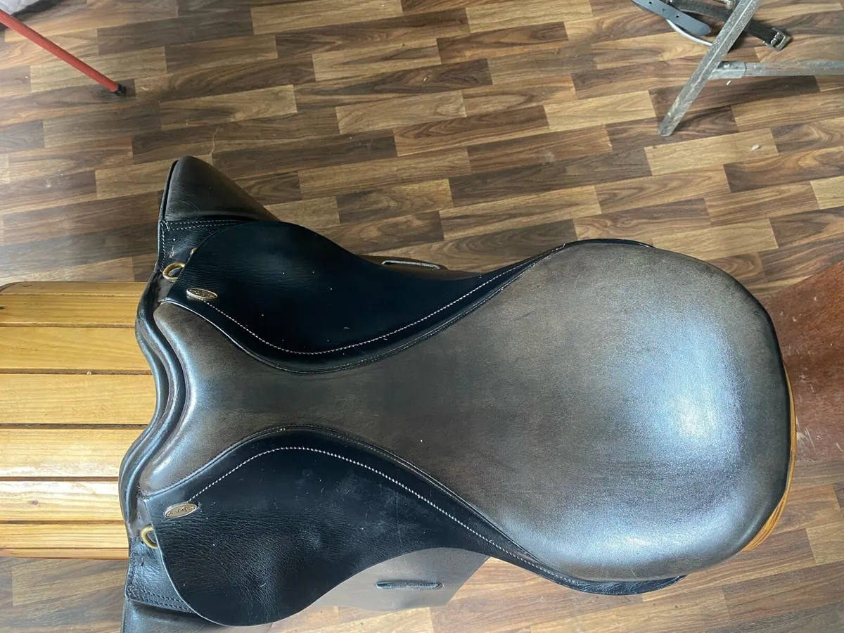 17.5 wide Santa Cruz black leather saddle - Image 3
