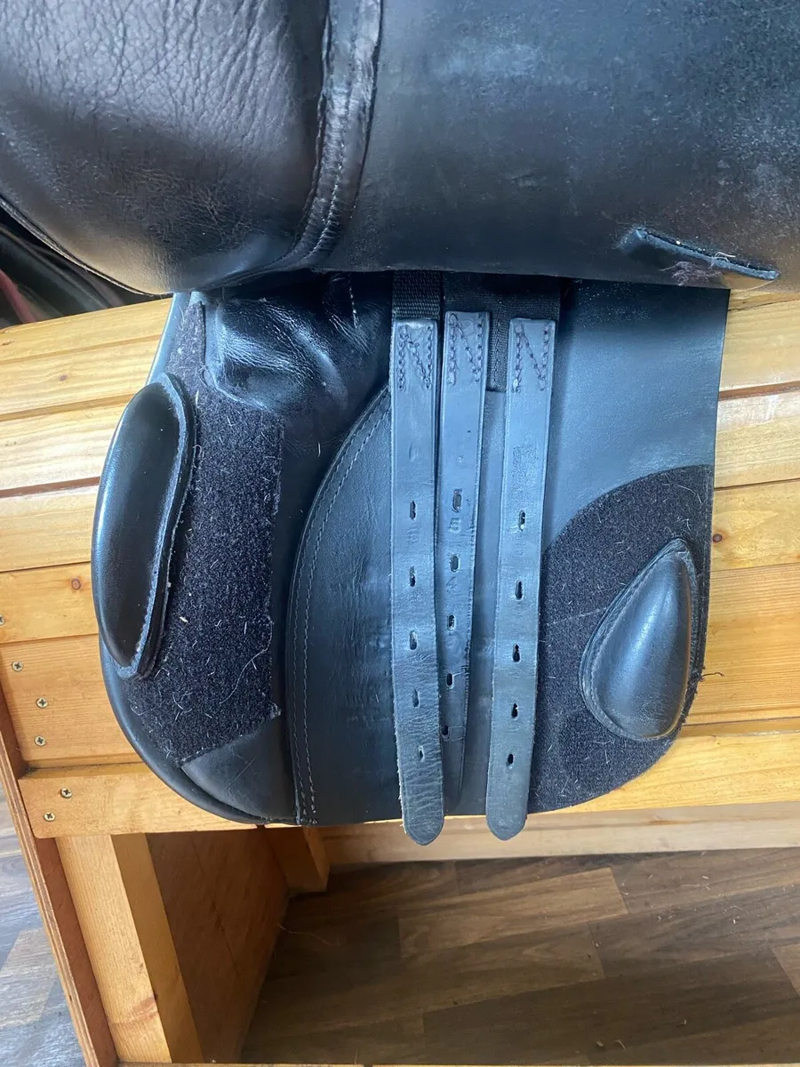 17.5 wide Santa Cruz black leather saddle - Image 4