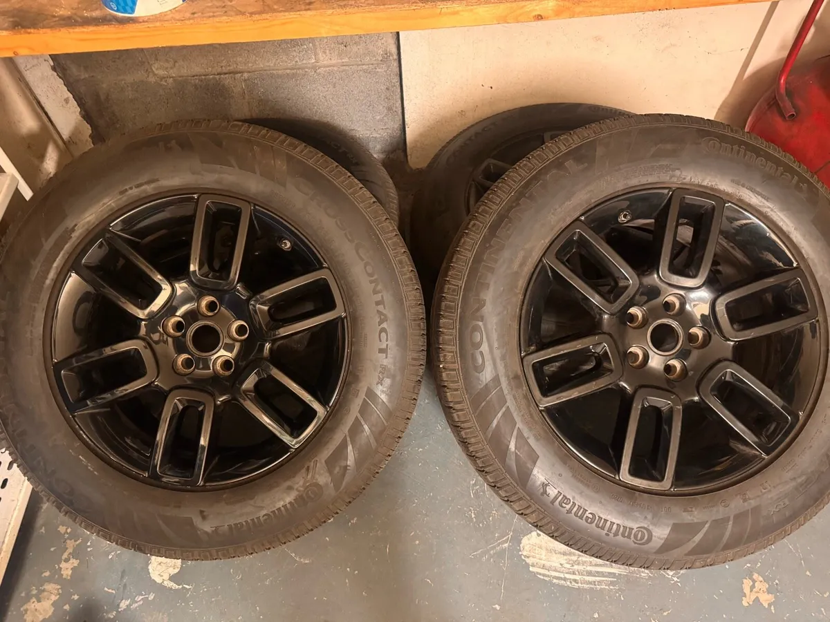 Defender wheels and tyres - Image 1