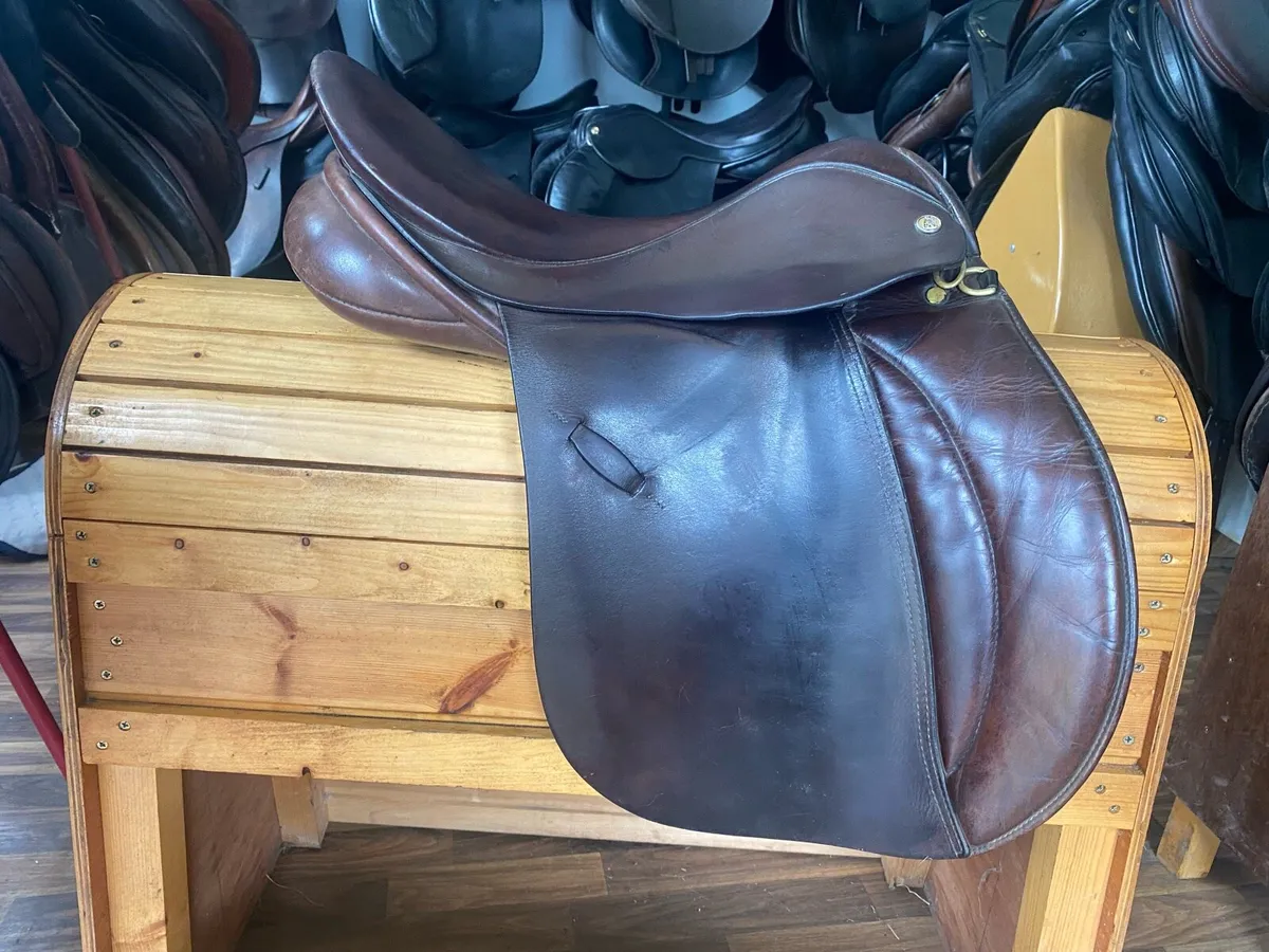 17” wide derby brown leather saddle - Image 1