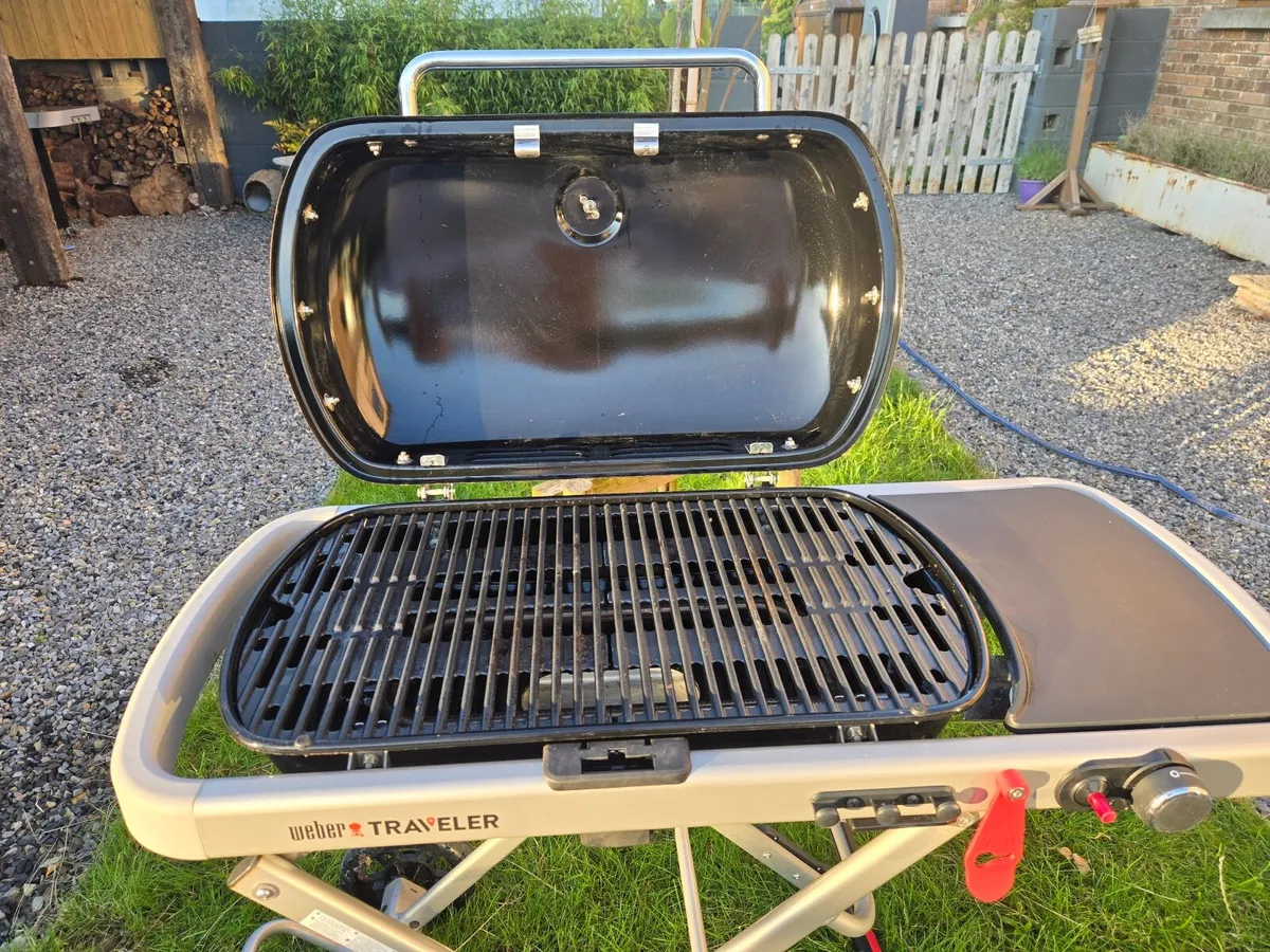 Weber Traveler Gas Barbecue - Image 1