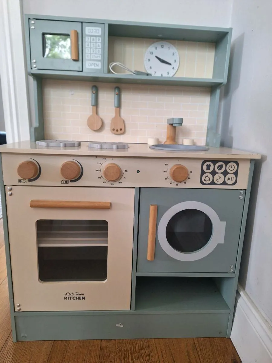 Child's wooden kitchen - Image 1