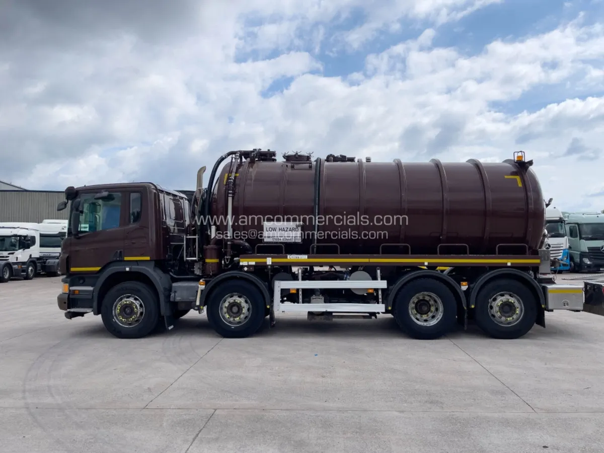 2017 (17) SCANIA P370 WASTE TANKER 8X2 - Image 4