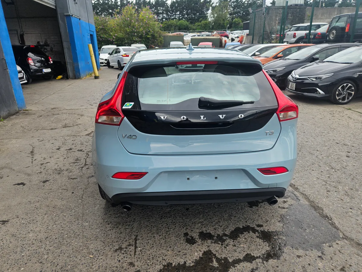 2017 Volvo V40 Automatic T4 LUX - Image 4