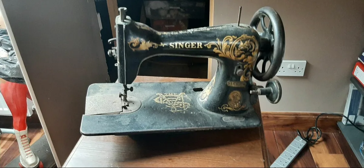 Singer sewing machine - Image 1