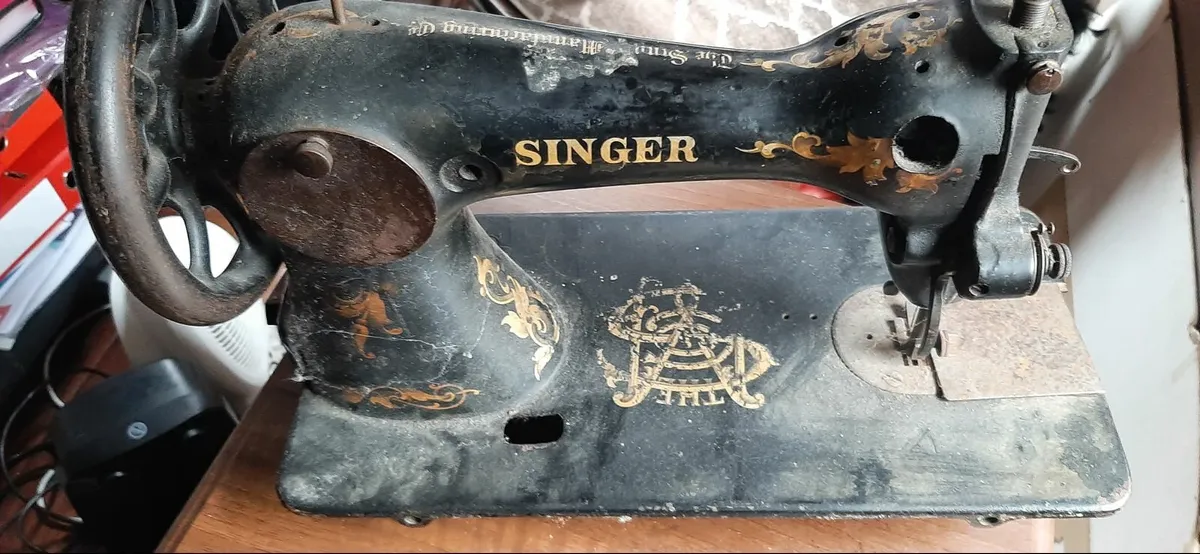 Singer sewing machine - Image 2