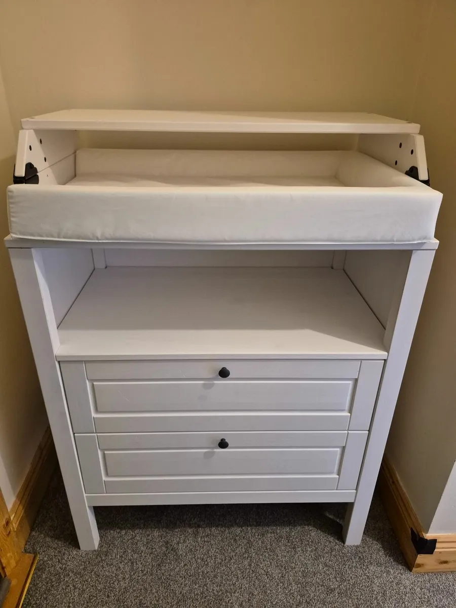Baby changing station - Image 2