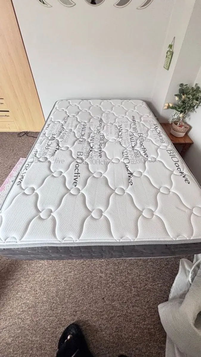 Small Double Mattress + Bed + thermal blanket - Image 1