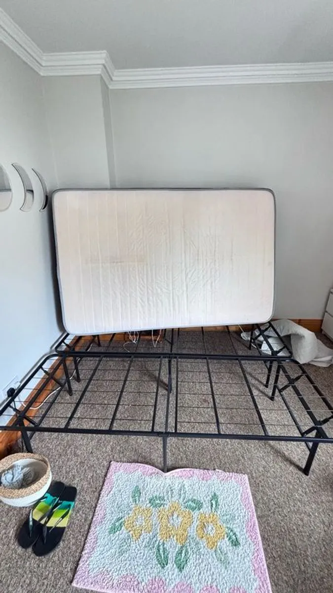 Small Double Mattress + Bed + thermal blanket - Image 2