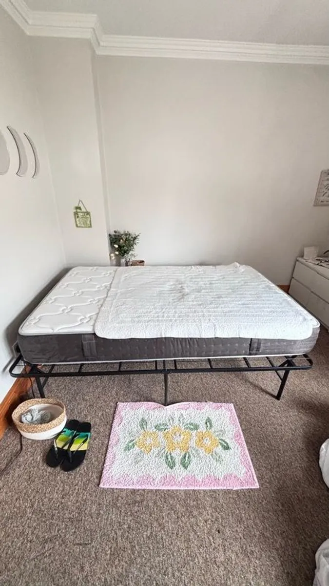 Small Double Mattress + Bed + thermal blanket - Image 3