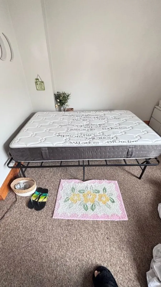 Small Double Mattress + Bed + thermal blanket - Image 4
