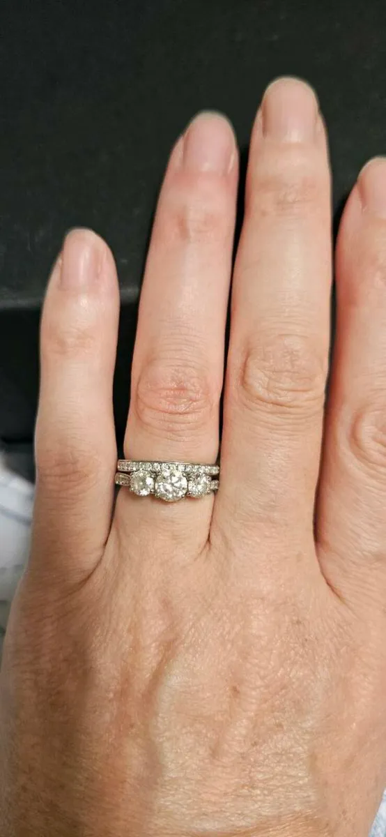 Platinum three stone diamond ring - Image 1