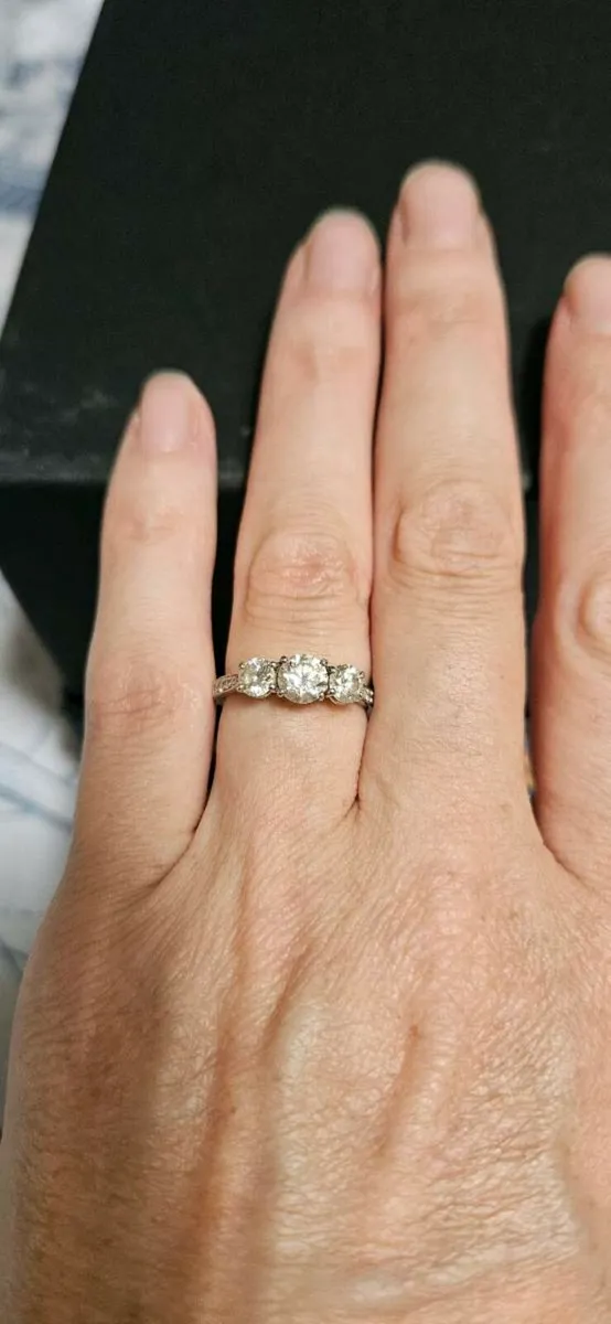 Platinum three stone diamond ring - Image 2