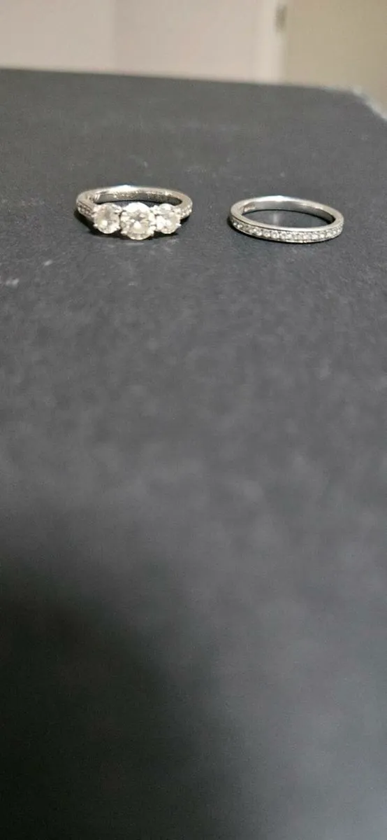Platinum three stone diamond ring - Image 3