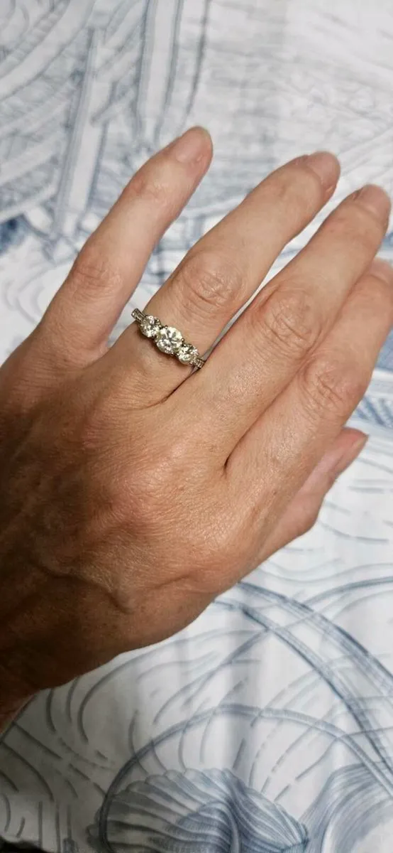 Platinum three stone diamond ring - Image 4
