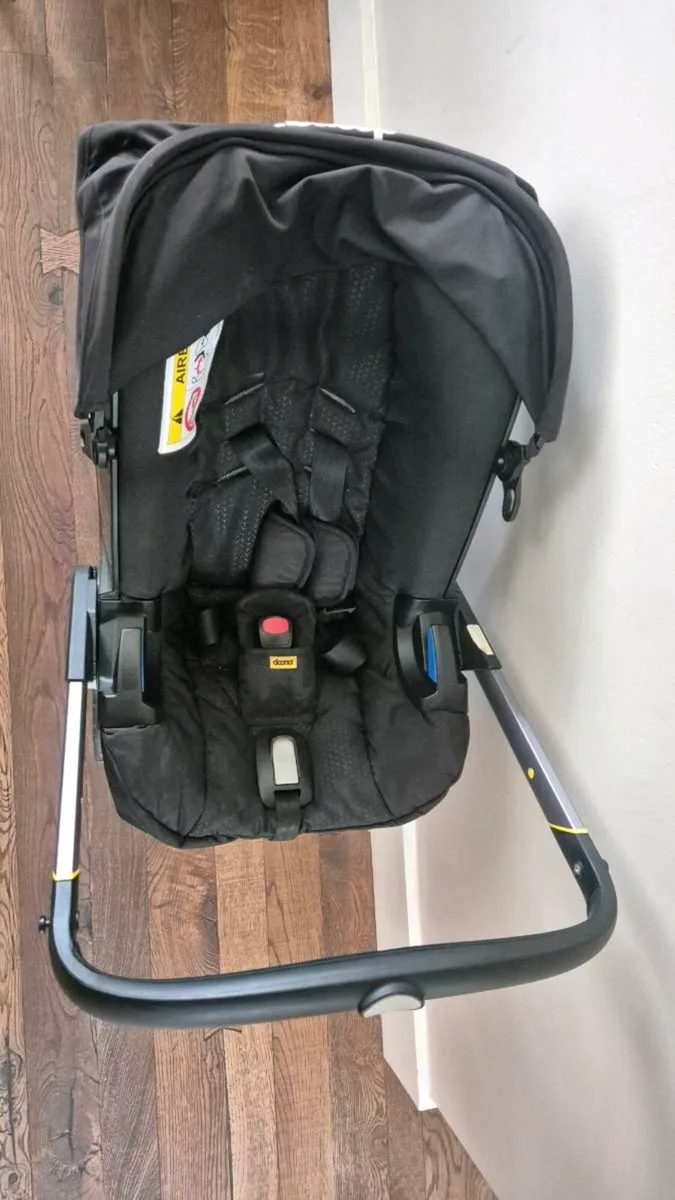 Doona Car Seat/stroller with Isofix base - Image 2