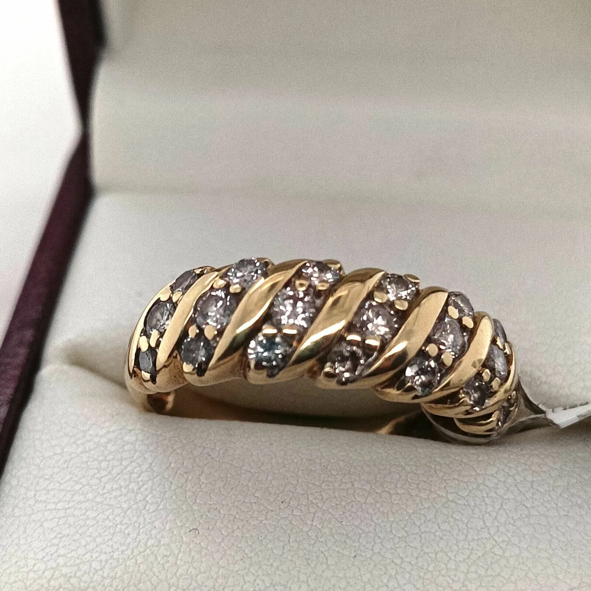 14 K yellow gold & diamond Estate Ring Band - Image 3