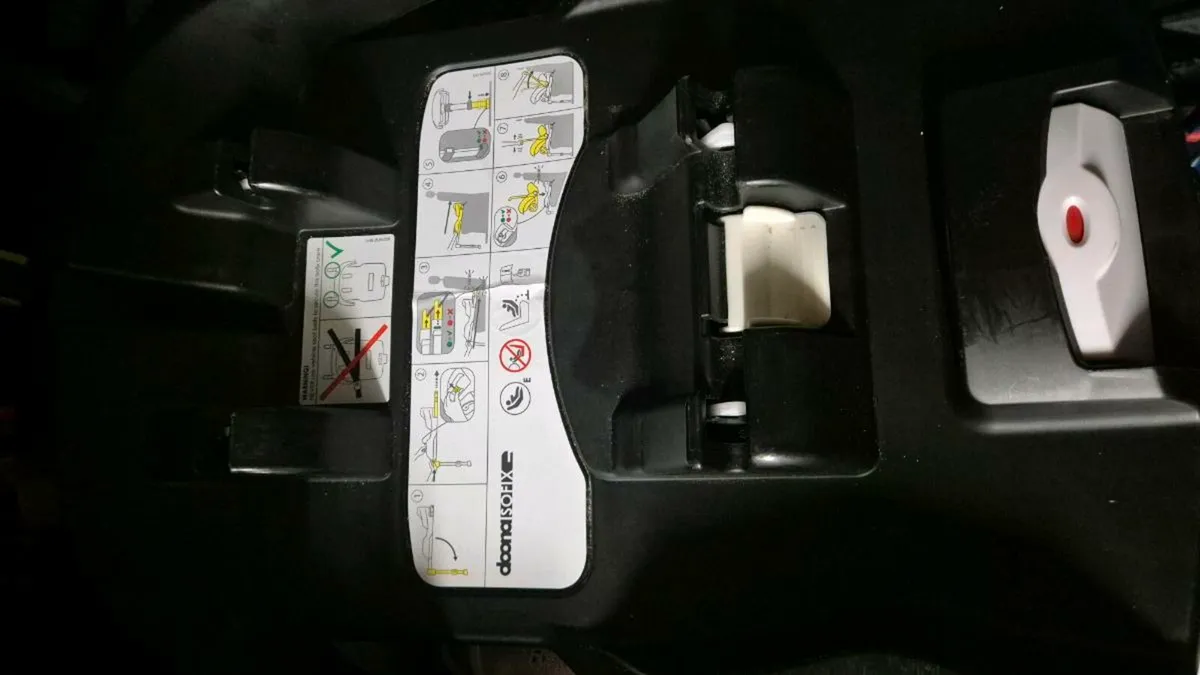 Doona Car Seat/stroller with Isofix base - Image 4