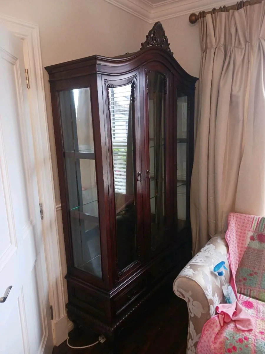 3 door chippindale glass cabinet - Image 2