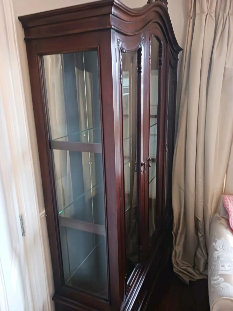 3 door chippindale glass cabinet - Image 3