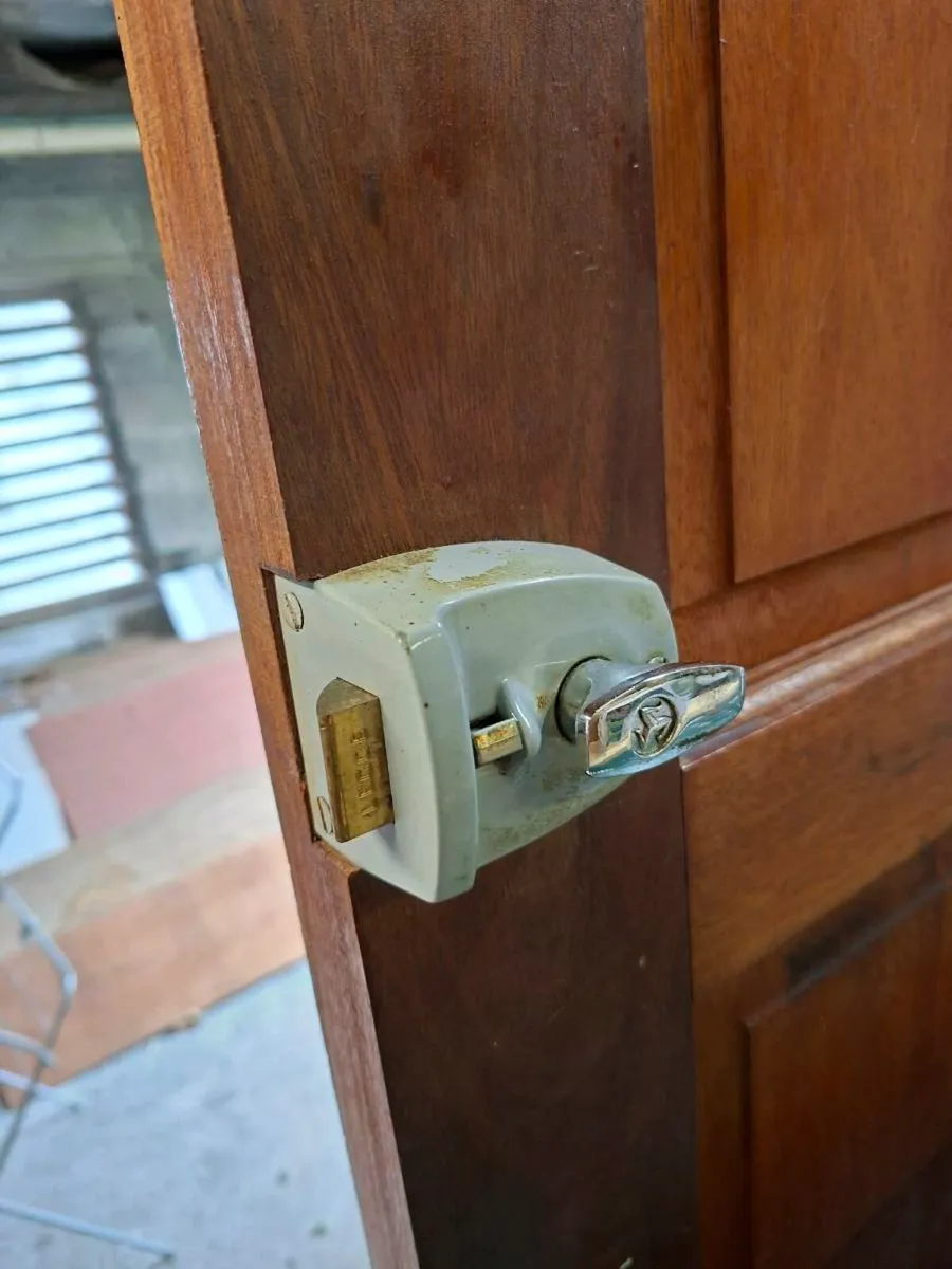 Outside door - Image 4