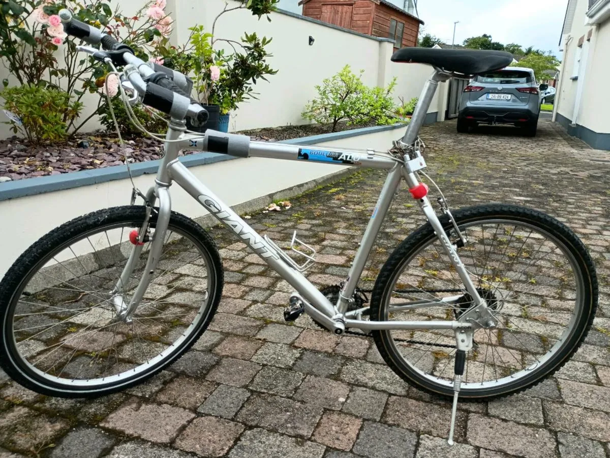 sporty bicycle Giant - Image 3