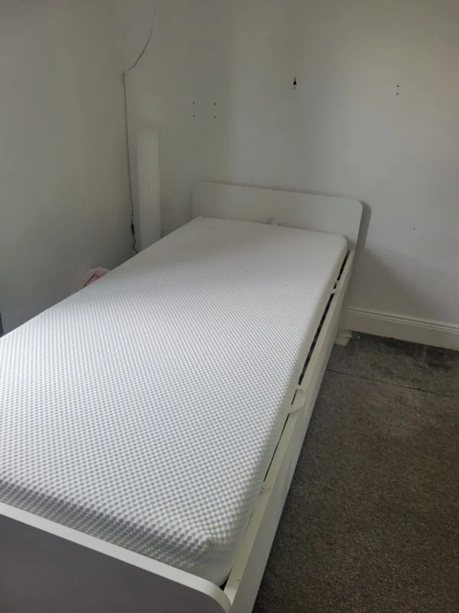 single bed with pull out bed and 2 drawers - Image 1