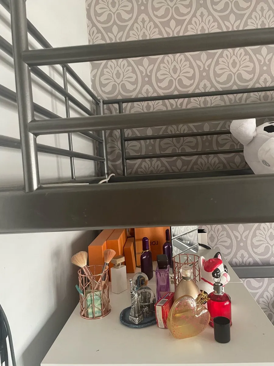 Bed - Image 1