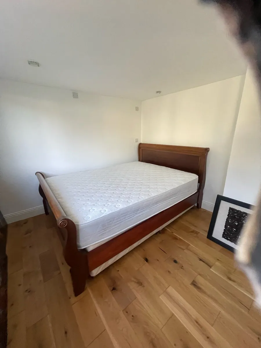 Wooden sleigh bed - king size - Image 3