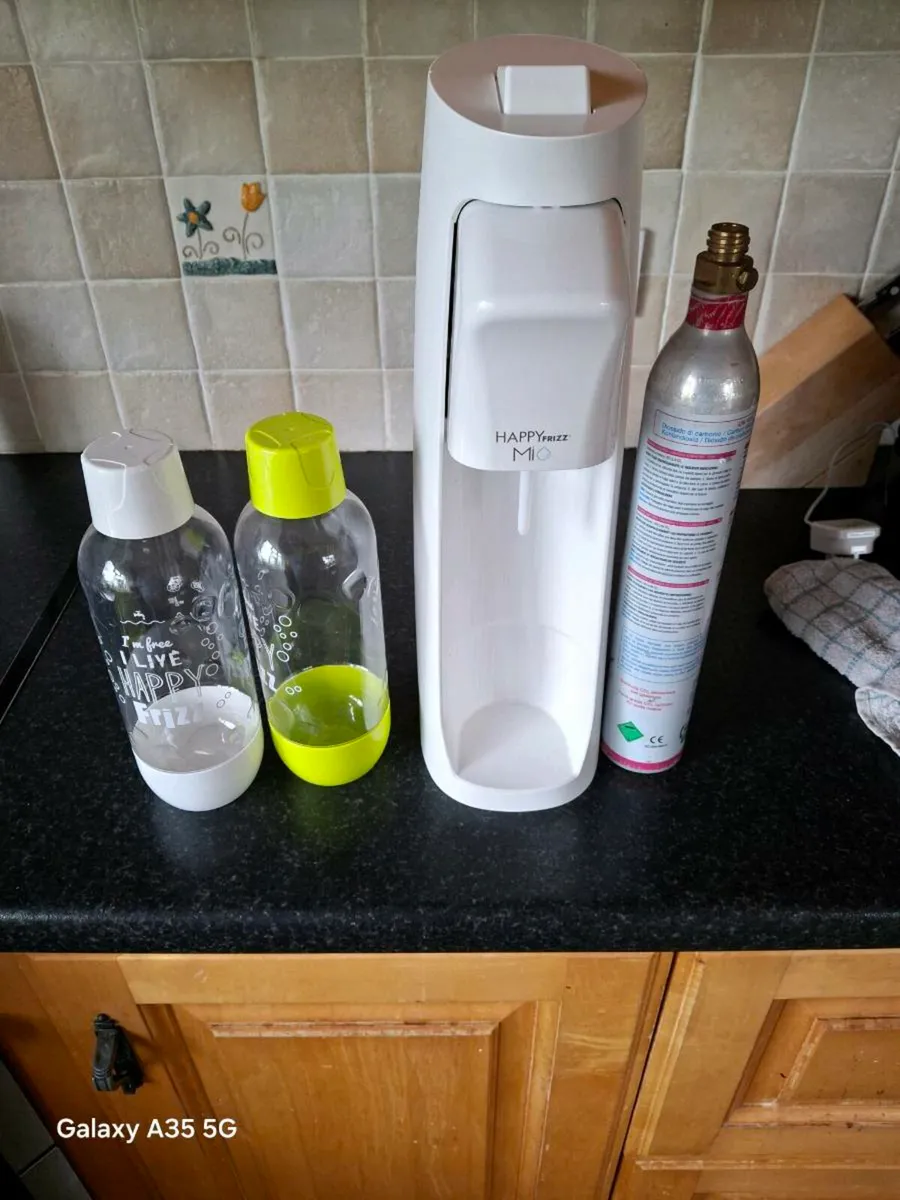 Sparkling water maker