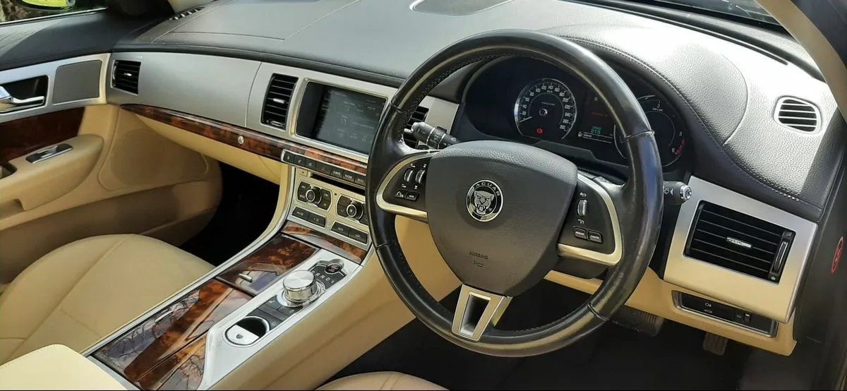 Jaguar XF 2014 - Image 2